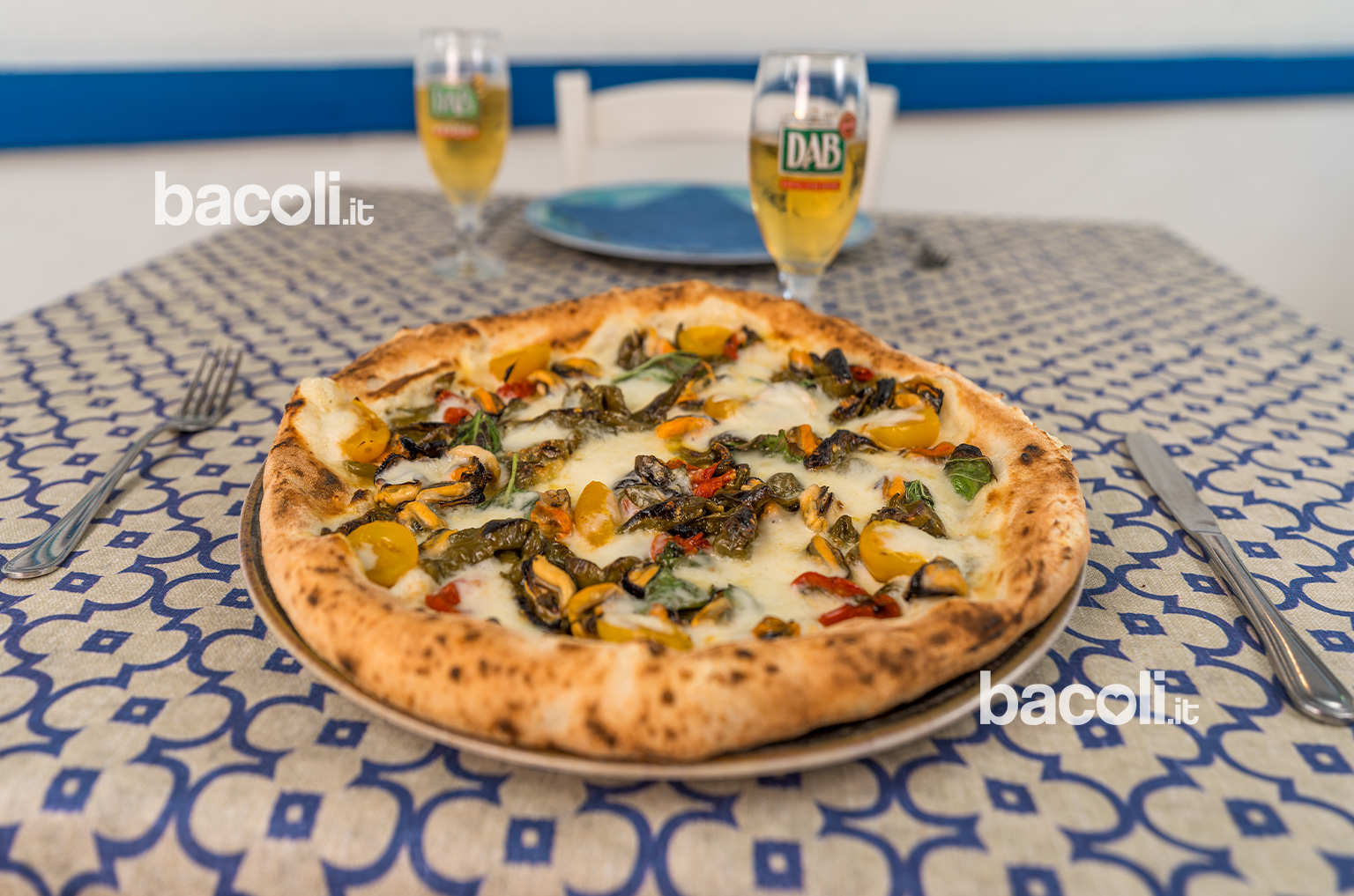 pizzeria-il-garum-bacoli-pizza-con-cozze-peperoncini-pomodorino-giallo